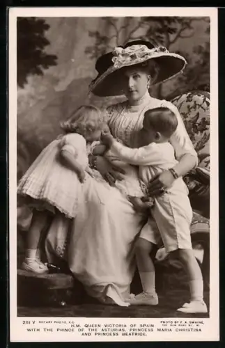 AK Königin Victoria von Spanien mit dem Prinzen von Asturien, Prinzessin Maria Christina & Prinzessin Beatrice