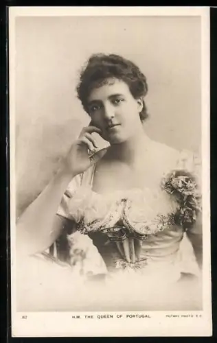 AK H. M. The Queen Of Portugal mit Rüschenkleid