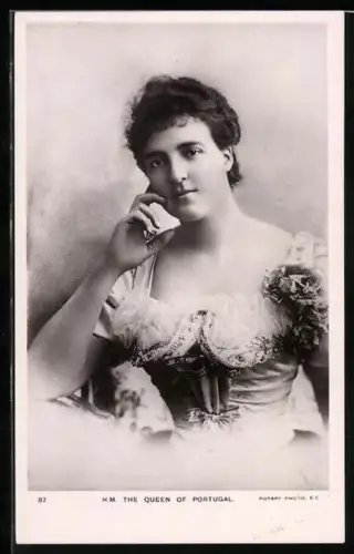 AK H. M. The Queen Of Portugal mit Rüschenkleid