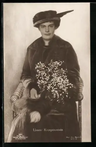 AK Kronprinzessin Cecilie auf einem Stuhl sitzend, Blumenstrauss