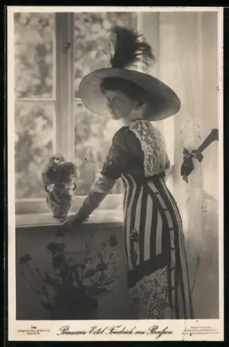 AK Prinzessin Eitel Friedrich von Preussen im Kleid mit Hut am Fenster