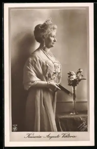 AK Kaiserin Auguste Victoria von Preussen trägt ein Diadem und eine lange Perlenkette