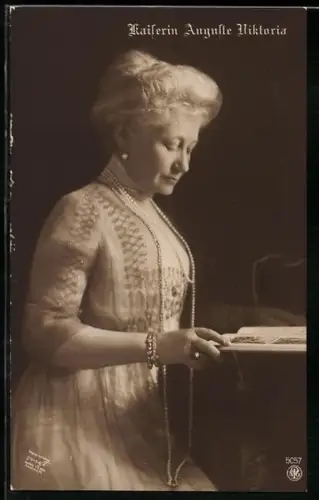 AK Kaiserin Auguste Victoria von Preussen liest in einem Buch