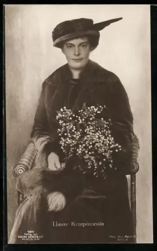 AK Kronprinzessin Cecilie auf einem Stuhl sitzend, Blumenstrauss