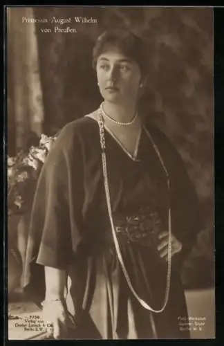 AK Prinzessin August Wilhelm im schwarzen Kleid und langer Kette, verträumter Blick