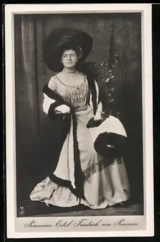 AK Prinzessin Eitel Friedrich von Preussen im Kleid mit Pelzmantel auf einem Thron