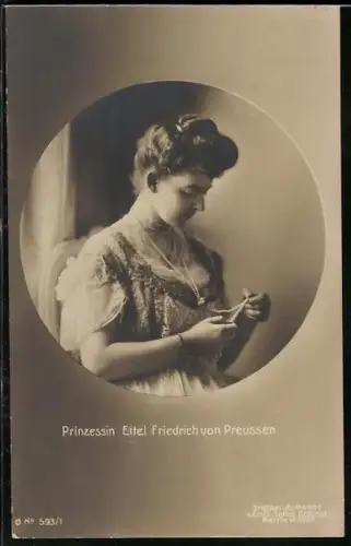 AK Prinzessin Eitel Friedrich von Preussen, hält ihre Kette