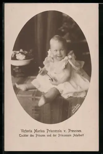 AK Victoria Marina Prinzessin v. Peussen im weissen Kleid auf Tisch sitzend