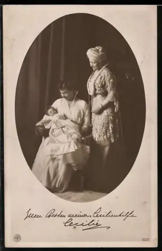 AK Kaiserin Auguste Victoria von Preussen mit Kronprinzessin Cecilie und dessen Töchterchen Alexandrine