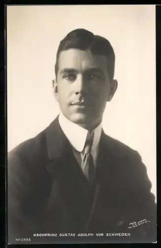 AK Kronprinz Gustav Adolf von Schweden im Anzug