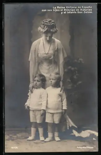 AK Königin Victoria von Spanien mit dem Kronprinzen und Prinz Don Jaime