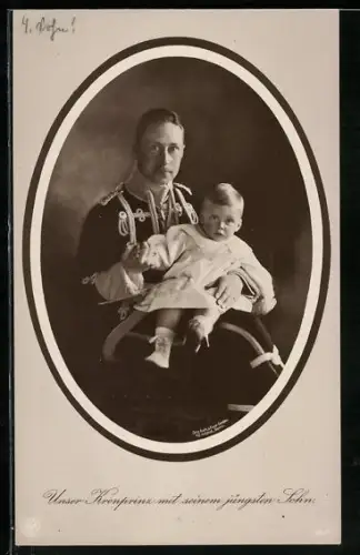 AK Prinz Friedrich Georg auf dem Schoss seines Vaters Kronprinz Wilhelm in Husarenuniform