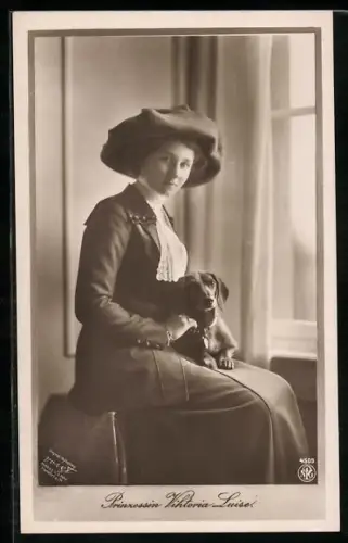 AK die junge Victoria Louise Herzogin von Braunschweig mit ihrem Dackel