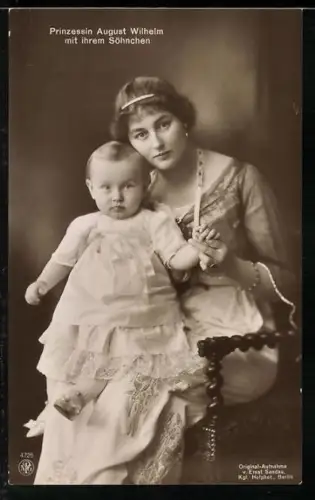 AK Prinzessin August Wilhelm von Preussen mit ihrem Söhnchen im weissen Kleid