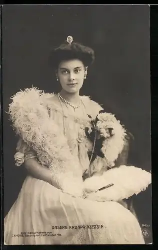 AK Unsere Kronprinzessin im weissen Kleid mit Federboa