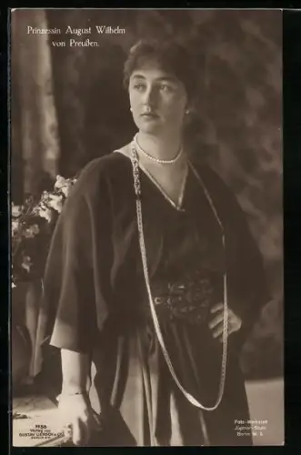 AK Prinzessin August Wilhelm im schwarzen Kleid und langer Kette, verträumter Blick