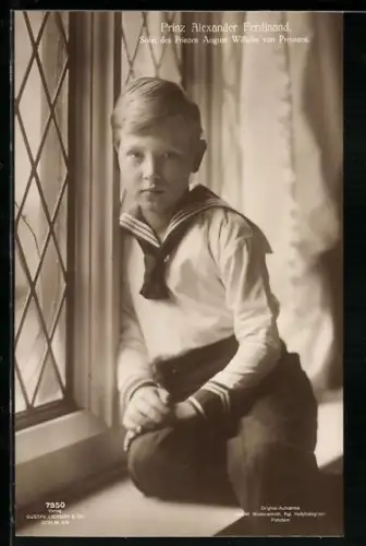 AK Prinz Alexander Ferdinand von Preussen im Matrosenanzug sitzt am Fenster