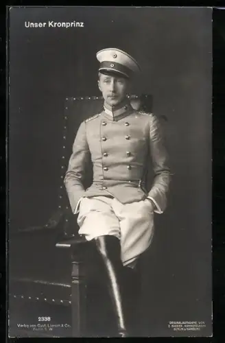 AK Kronprinz Wilhelm von Preussen in Uniform in salopper Pose auf einem Sessel