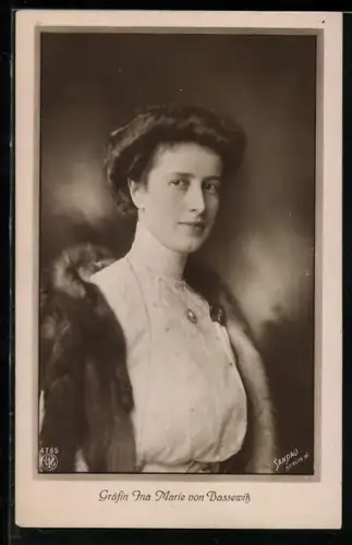 AK Gräfin Ina Maria von Bassewitz posiert mit Pelzstola