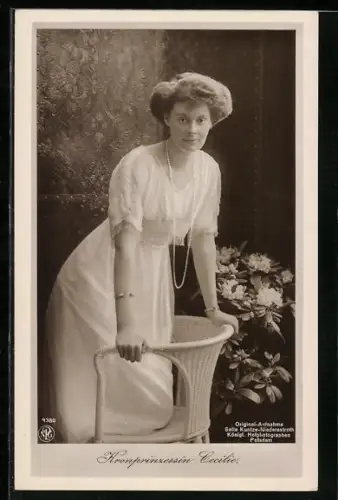 AK Kronprinzessin Cecilie stützt sich auf einen Stuhl