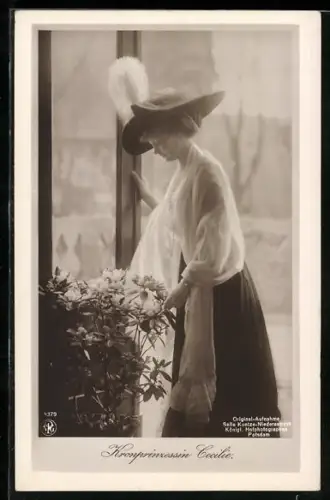 AK Kronprinzessin Cecilie betrachtet und berührt Blumen