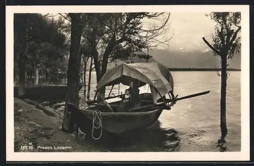 AK Locarno, Frau mit Kind in einem Boot