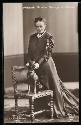 AK Prinzessin Mathilde, Herzogin von Sachsen mit kleinem Hund