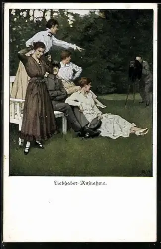 Künstler-AK Brynolf Wennerberg: Soldat und vier hübsche Damen lassen sich fotografieren