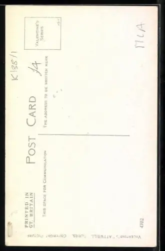 Künstler-AK Mabel Lucie Attwell: Mädchen strickt einen Strumpf und wird von Amor beobachtet