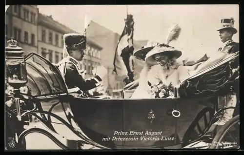 AK Prinz Ernst August von Braunschweig in Uniform mit Prinzessin Victoria Luise in der Kutsche