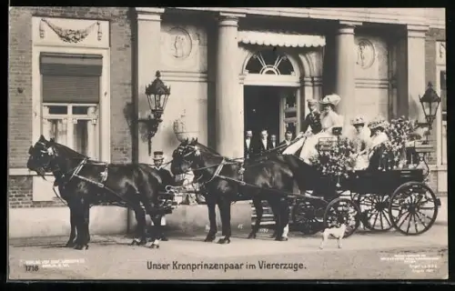 AK Unser Kronprinzenpaar im Viererzuge, Kronprinz Wilhelm von Preussen und seine Gattin Cecilia in der Kutsche