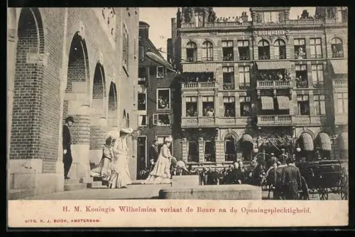 AK H. M. Koningin Wihelmina von den Niederlanden verlaat de Beurs na de Opneingsplechtigheid