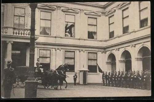 AK Königspaar von den Niederlanden am Fenster