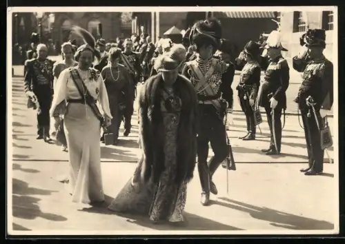 AK Amsterdam, 40- jarig Regeeringsjubileum van H. M. de Koningin 1938, De Vorstelijke Familie op weg naar de Nieuwe Kerk