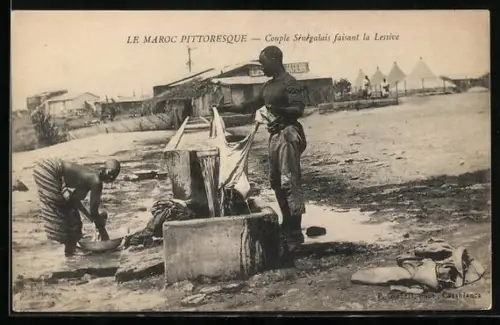 AK Maroc, Couple Sénégalais faisant la Lessive, Waschfrau