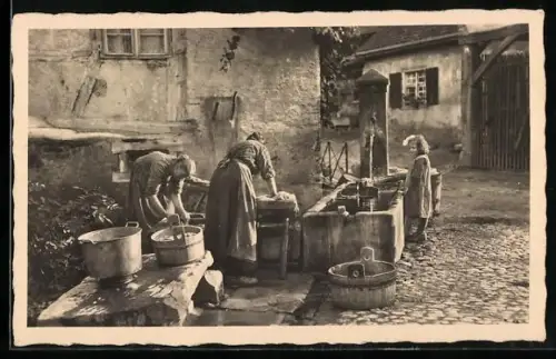 AK Frauen beim Waschen der Wäsche am Dorfbrunne, Waschfrau