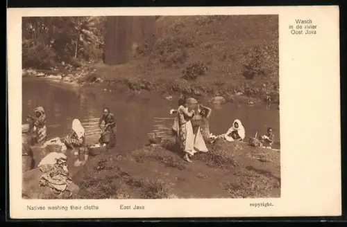AK East Java, Natives washing their cloth, Waschfrau