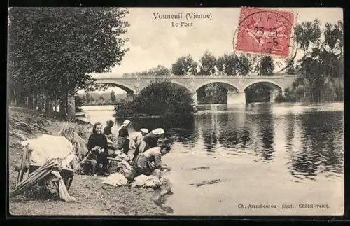 AK Vouneuil /Vienne, Le Pont, Waschfrau