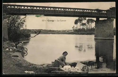 AK Cergy, Le Lavoir, Waschfrau