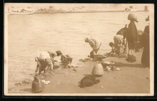 Foto-AK Waschfrauen beim Waschen der Wäsche an einem Fluss