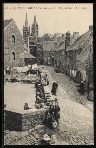 AK Saint-Pol-de-Leon /Finistére, Un Lavoir, Waschfrau