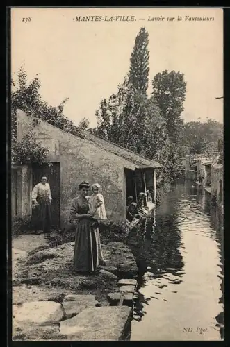 AK Mantes-la-Ville, Lavoir sur la Vaucouleurs, Waschfrau