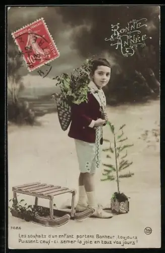 AK Junge mit Blumen auf dem Rücken und einem Schlitten