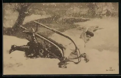 AK Frau im Schnee nach einem Schlitten-Unfall