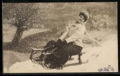 AK Fräulein auf Holzschlitten
