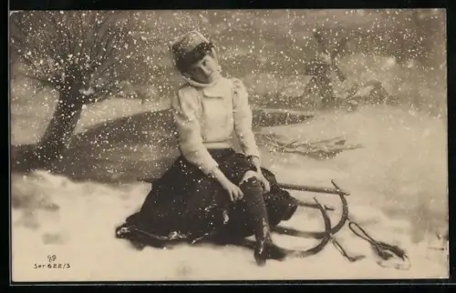 AK Dame richtet sich auf einem Schlitten sitzend den Strumpf