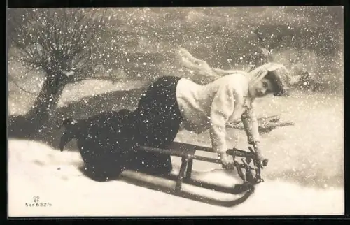 AK Dame hockt im Schnee auf einem Schlitten