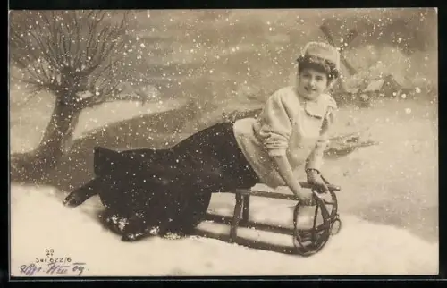 AK Dame sitzt vor Winterkulisse auf ihrem Schlitten