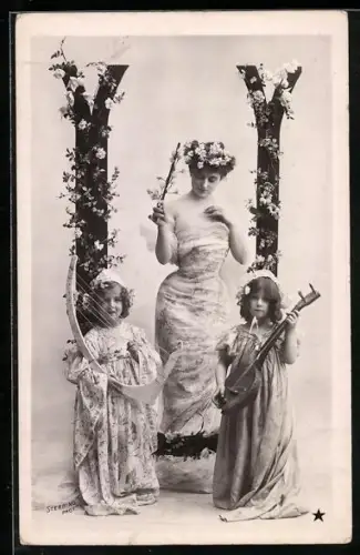 AK Frau und Mädchen mit Instrumenten vor dem Buchstanben U