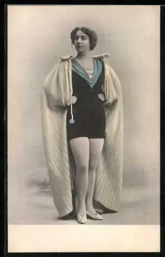 AK Frau im Badenanzug mit Mantel